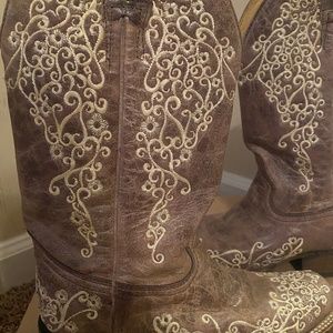 Size 8 women’s corral cowboy boot – tan embroidered